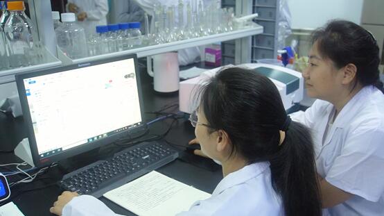 (刘姗在实验室工作)