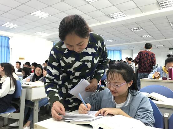 (刘姗细心指导学生)